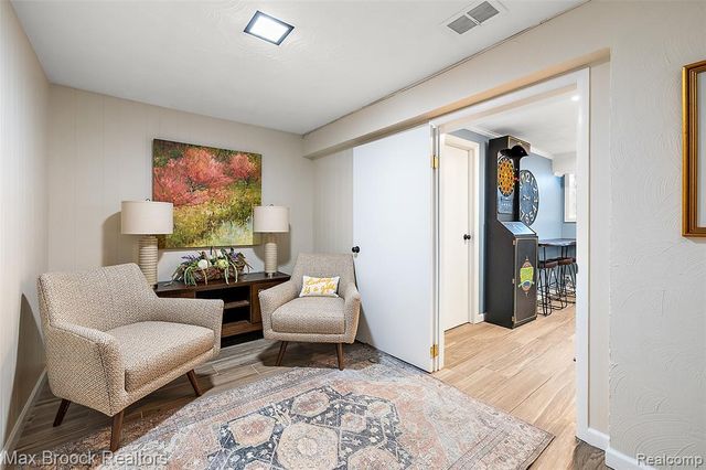 692 Bennington Drive, Bloomfield Hills, MI 48304