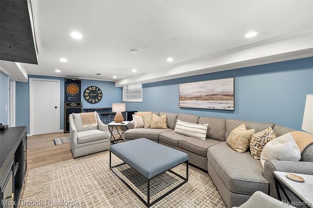 692 Bennington Drive, Bloomfield Hills, MI 48304