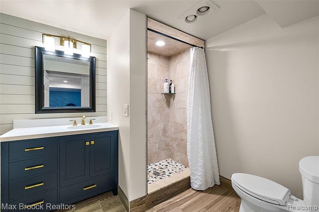 692 Bennington Drive, Bloomfield Hills, MI 48304