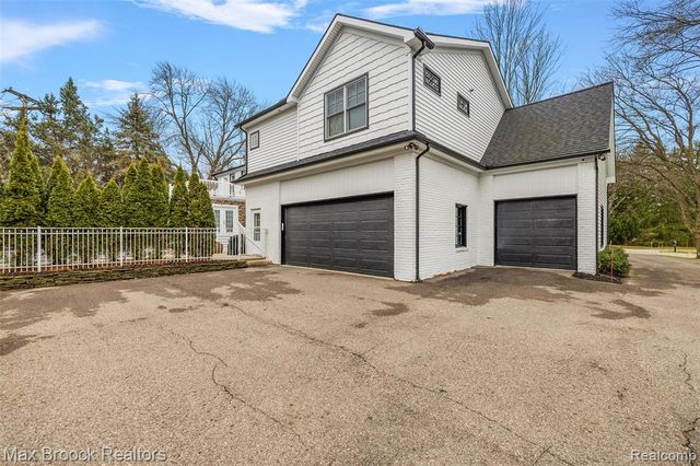 692 Bennington Drive, Bloomfield Hills, MI 48304