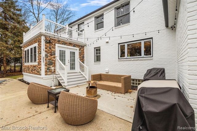 692 Bennington Drive, Bloomfield Hills, MI 48304