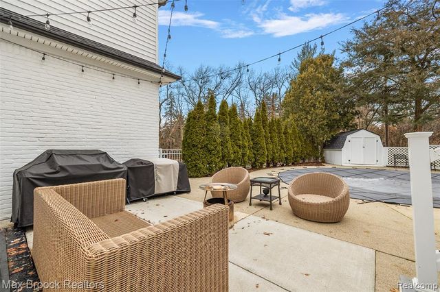 692 Bennington Drive, Bloomfield Hills, MI 48304