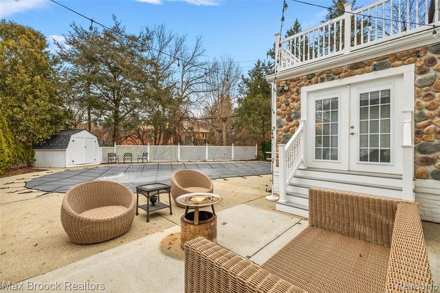 692 Bennington Drive, Bloomfield Hills, MI 48304