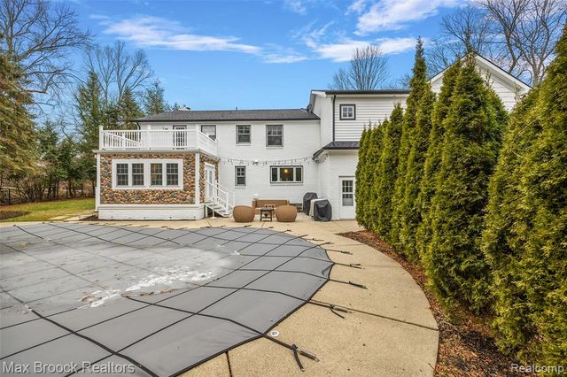 692 Bennington Drive, Bloomfield Hills, MI 48304