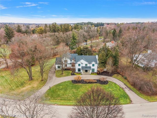 692 Bennington Drive, Bloomfield Hills, MI 48304