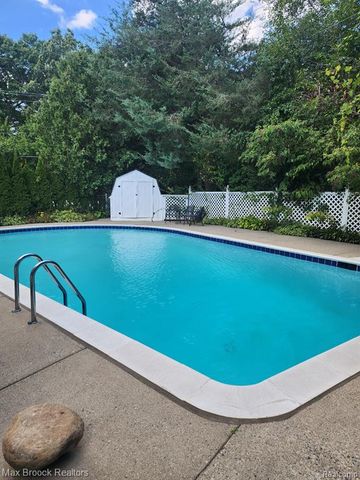 692 Bennington Drive, Bloomfield Hills, MI 48304