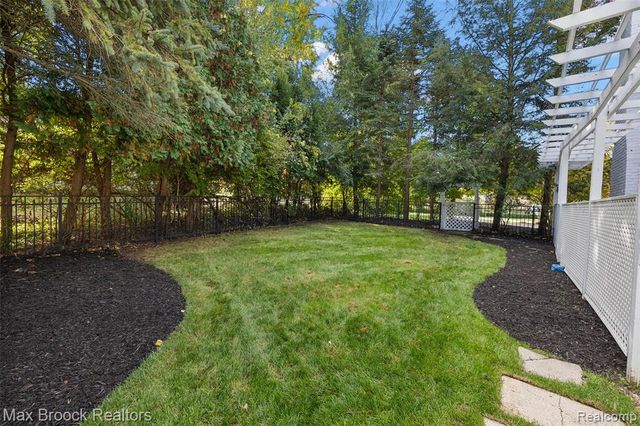 692 Bennington Drive, Bloomfield Hills, MI 48304