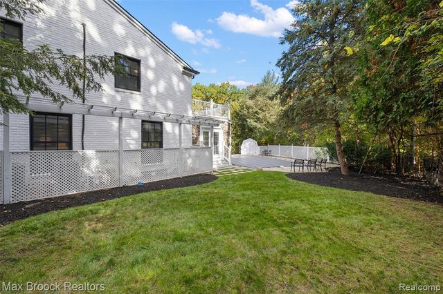 692 Bennington Drive, Bloomfield Hills, MI 48304
