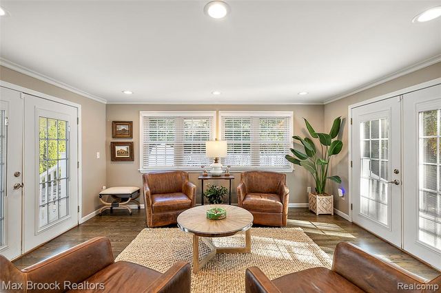 692 Bennington Drive, Bloomfield Hills, MI 48304