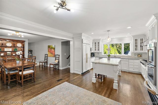 692 Bennington Drive, Bloomfield Hills, MI 48304