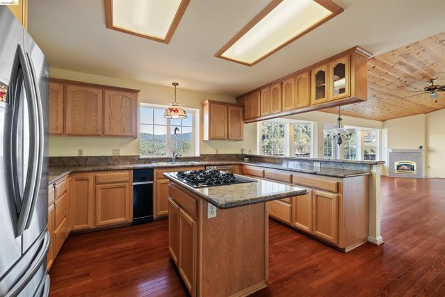 15830 Ridgefield Court, Sonora, CA 95370