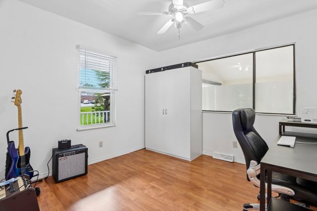 31 Parham Rd, Tyngsborough, MA 01879