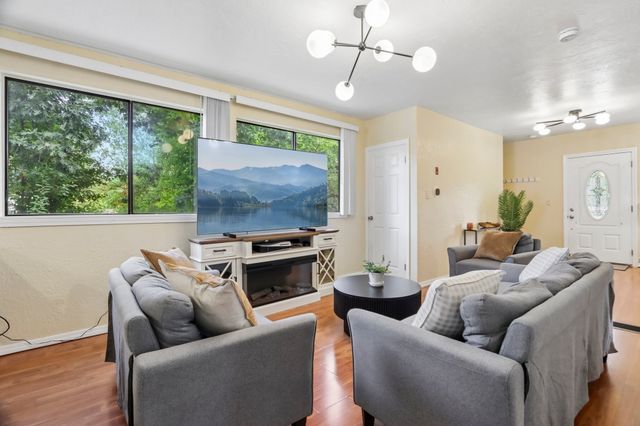31 Parham Rd, Tyngsborough, MA 01879