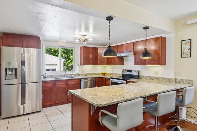 31 Parham Rd, Tyngsborough, MA 01879