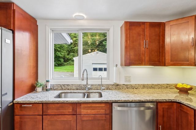 31 Parham Rd, Tyngsborough, MA 01879