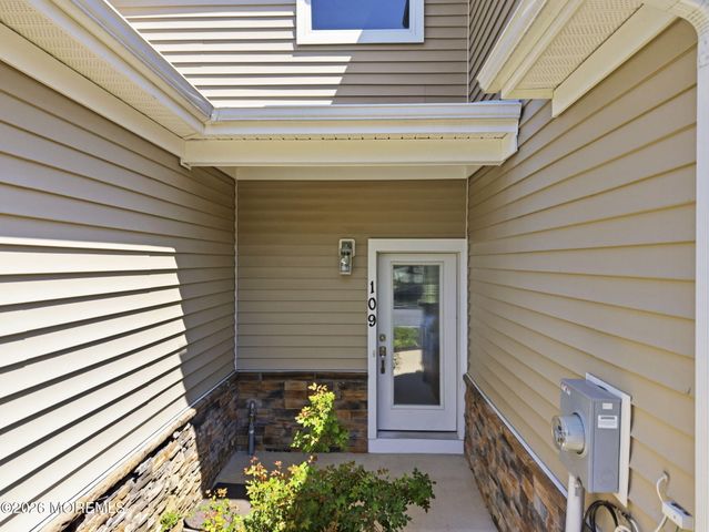 109 Hedgerow Lane, Manalapan, NJ 07726