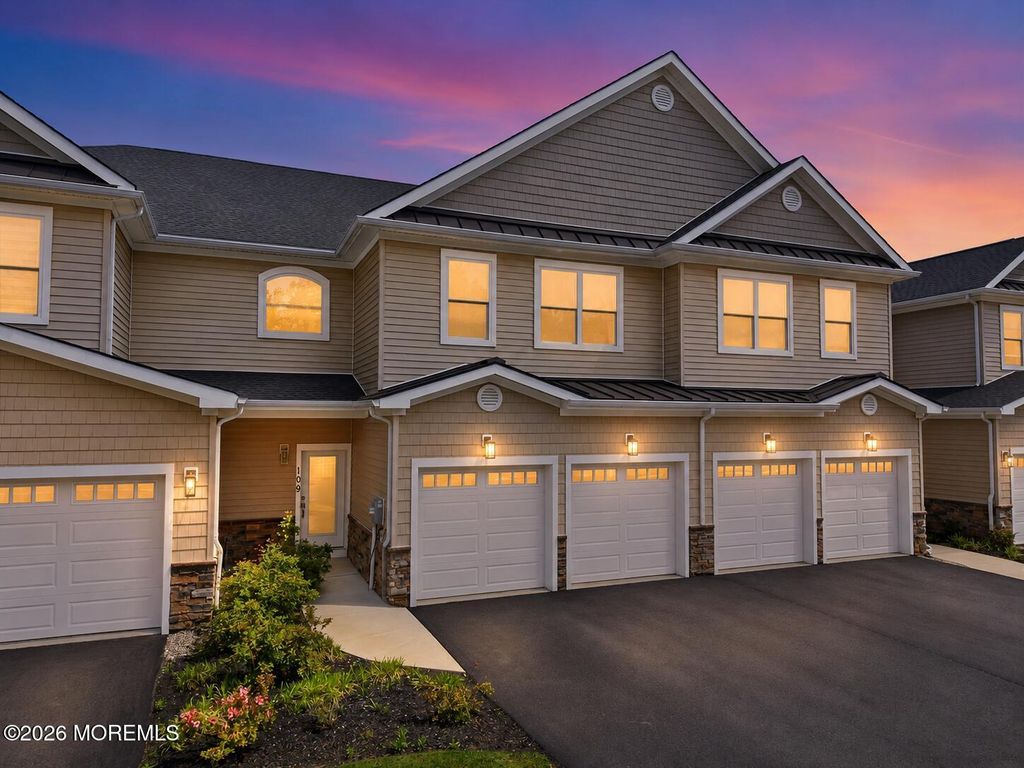 109 Hedgerow Lane, Manalapan, NJ 07726