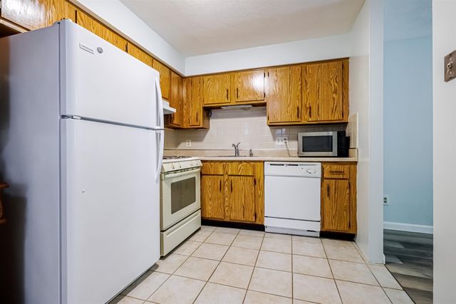 210 Brook Village Rd Apt 7, Nashua, NH 03062