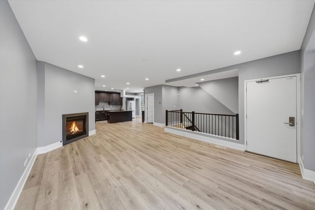 308 W EVERGREEN Avenue 1R, Chicago, IL 60610