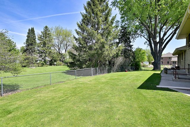 1030 W Kenilworth Avenue, Palatine, IL 60067