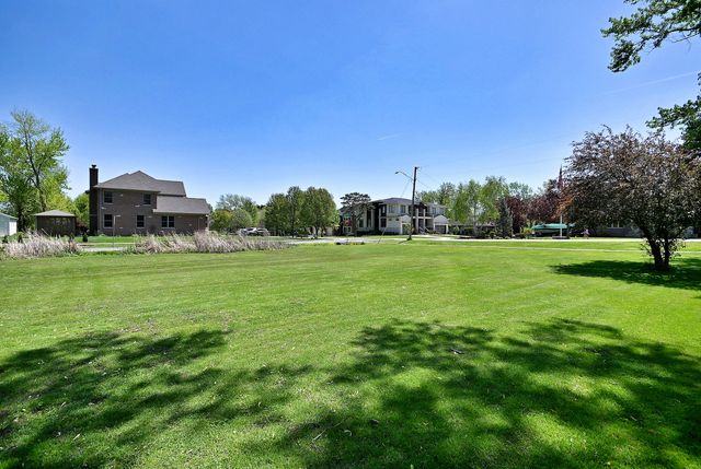 1030 W Kenilworth Avenue, Palatine, IL 60067