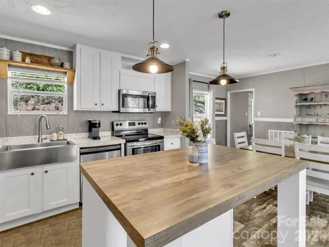 424 Arrington Acres Drive, Waynesville, NC 28786