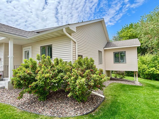 2075 Cardinal Glen, North Saint Paul, MN 55109