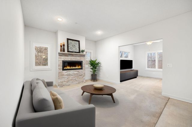 2075 Cardinal Glen, North Saint Paul, MN 55109