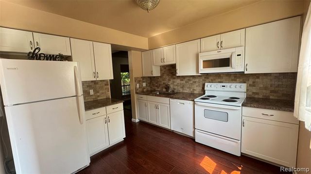 5043 Buckingham, Troy, MI 48098