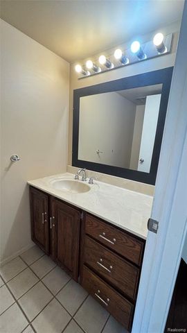 5043 Buckingham, Troy, MI 48098