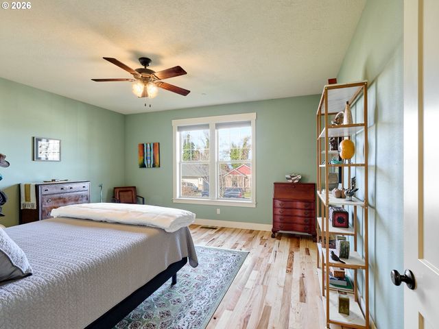 1508 CRESTVIEW Dr, Silverton, OR 97381