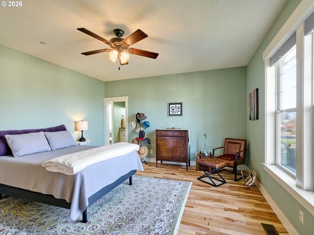 1508 CRESTVIEW Dr, Silverton, OR 97381