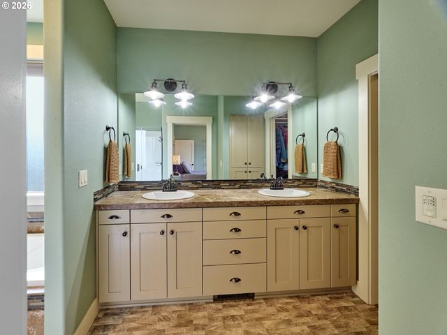 1508 CRESTVIEW Dr, Silverton, OR 97381