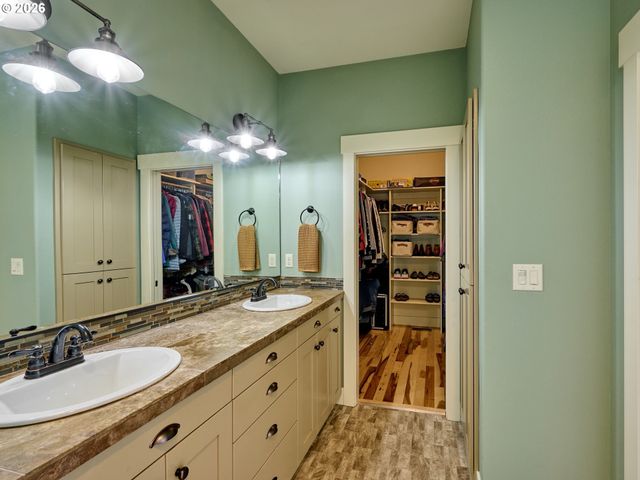 1508 CRESTVIEW Dr, Silverton, OR 97381