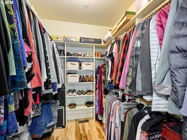 1508 CRESTVIEW Dr, Silverton, OR 97381