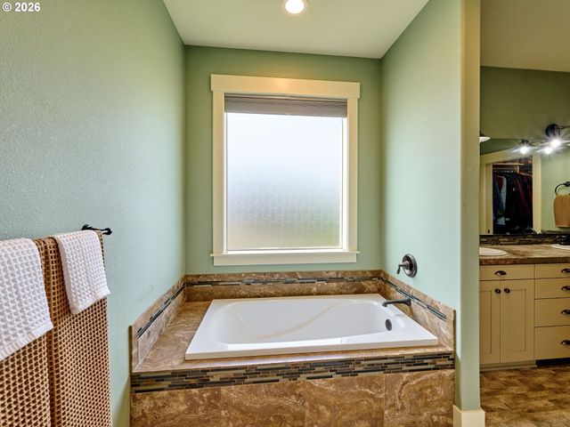 1508 CRESTVIEW Dr, Silverton, OR 97381