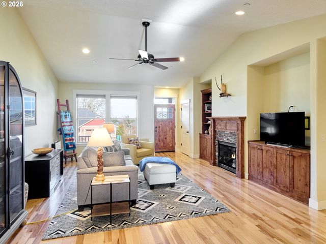 1508 CRESTVIEW Dr, Silverton, OR 97381