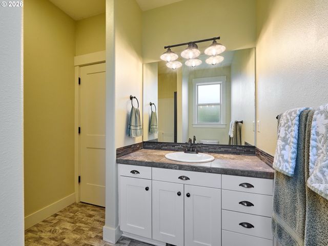 1508 CRESTVIEW Dr, Silverton, OR 97381