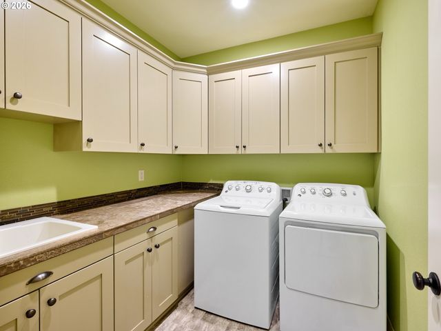 1508 CRESTVIEW Dr, Silverton, OR 97381