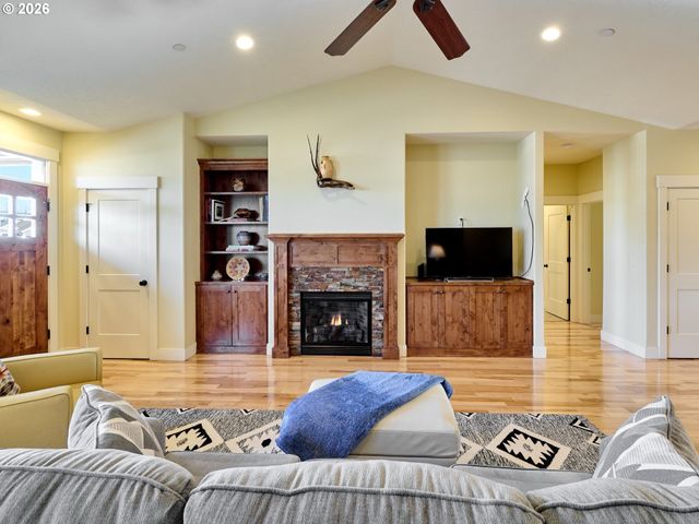 1508 CRESTVIEW Dr, Silverton, OR 97381