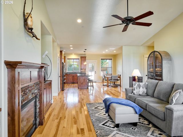 1508 CRESTVIEW Dr, Silverton, OR 97381