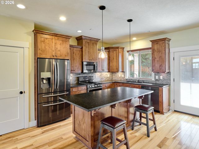 1508 CRESTVIEW Dr, Silverton, OR 97381