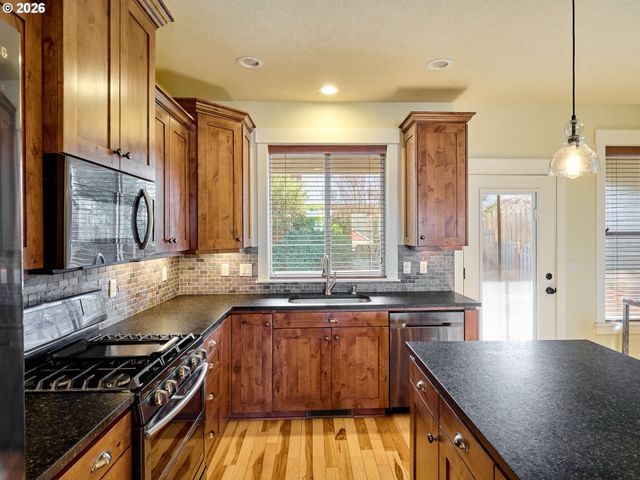 1508 CRESTVIEW Dr, Silverton, OR 97381