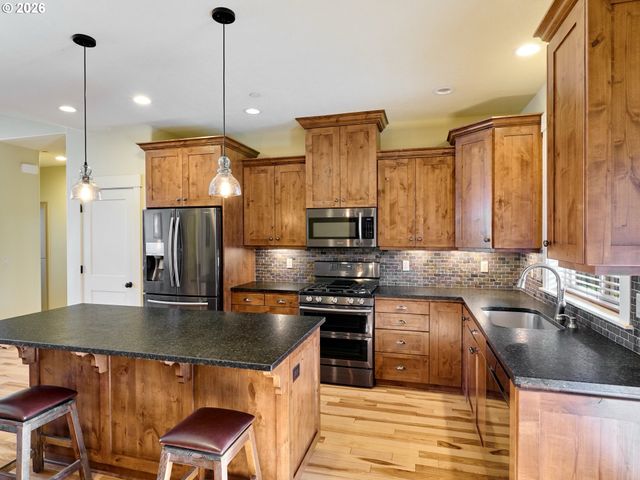 1508 CRESTVIEW Dr, Silverton, OR 97381