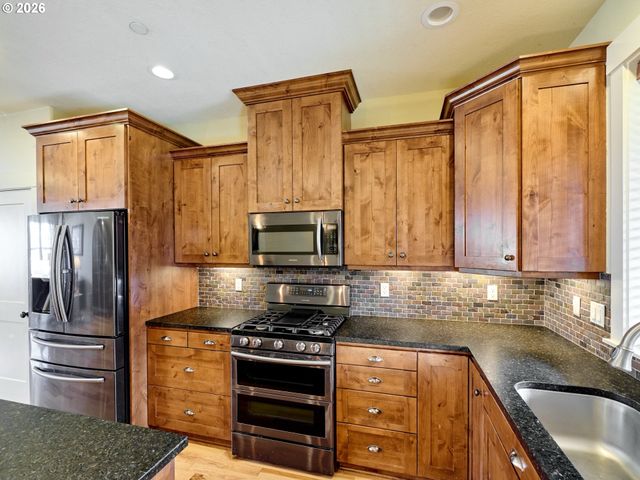 1508 CRESTVIEW Dr, Silverton, OR 97381