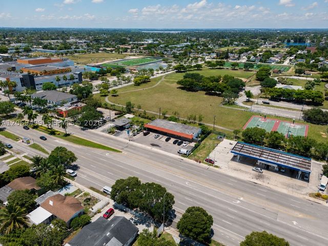 3251 NW 183rd St, Miami Gardens, FL 33056