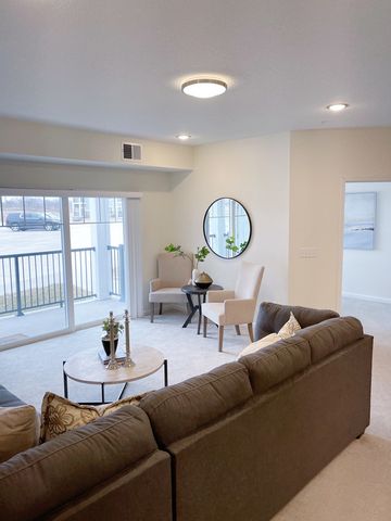 2592 Middle Road 103, Bettendorf, IA 52722