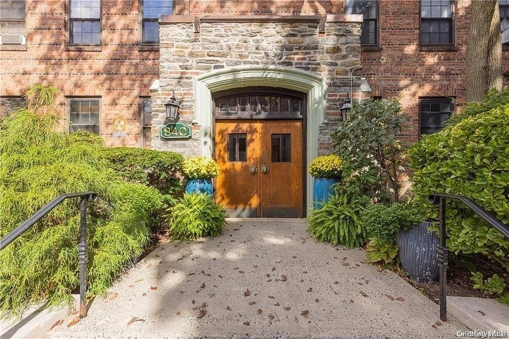 840 Bronx River Road 3B, Yonkers, NY 10701 — exterior