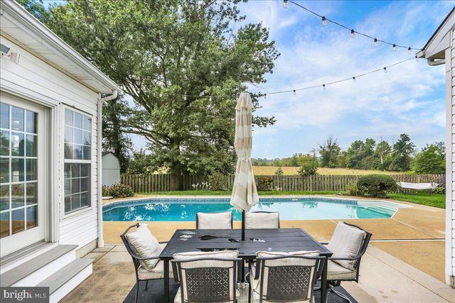 135 WALTER DR, Gilbertsville, PA 19525