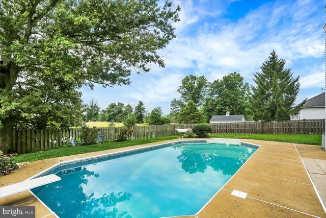135 WALTER DR, Gilbertsville, PA 19525